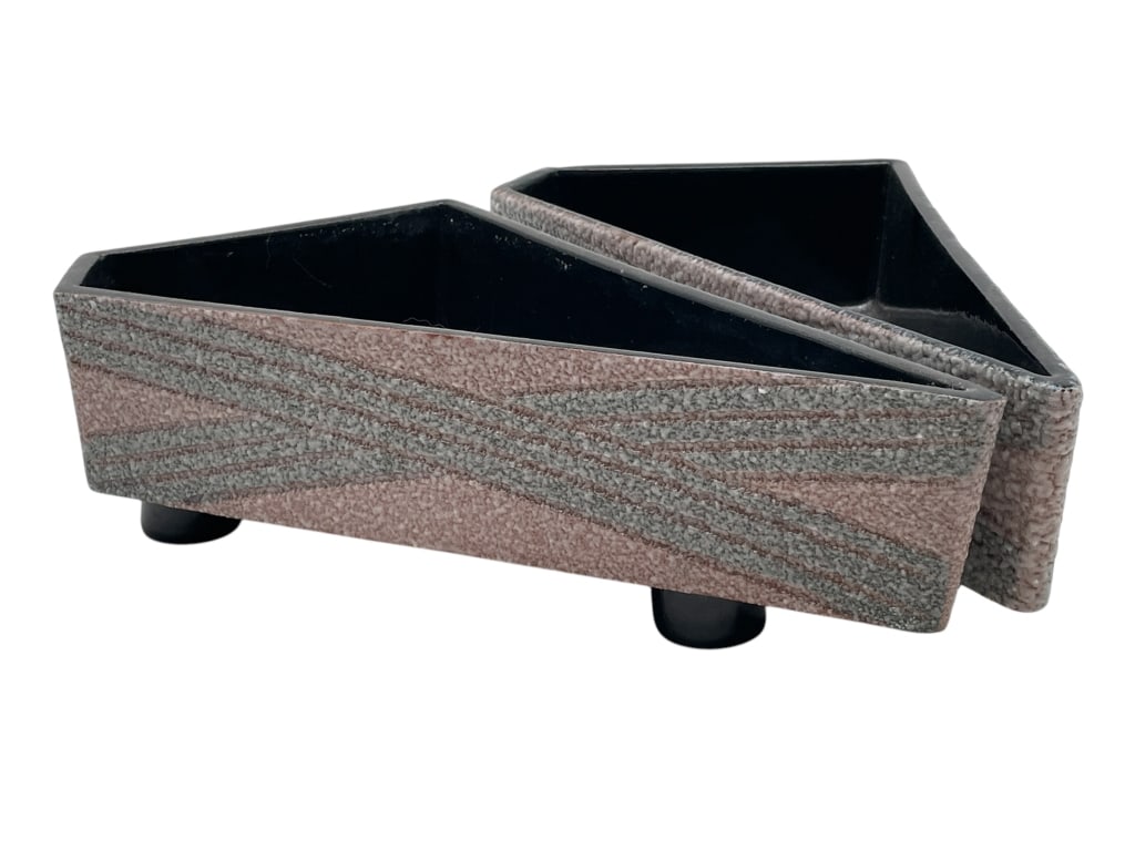 TRINA WEISBURG CERAMIC ART DISHES 10": TRINA WEISBURG CERAMIC ART DISHES 10" -VERY GOOD PRE OWNED CONDITION -APPROX 10" -FEATURES ANGLED RECTANGULAR FORMS WITH RAISED TEXTURED PATTERN IN MUTED MAUVE AND GRAY, SET ON ROUND BLACK FEET -JA 04