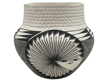 ACOMA NATIVE AMERICAN STYLE POTTERY VESSEL 7"