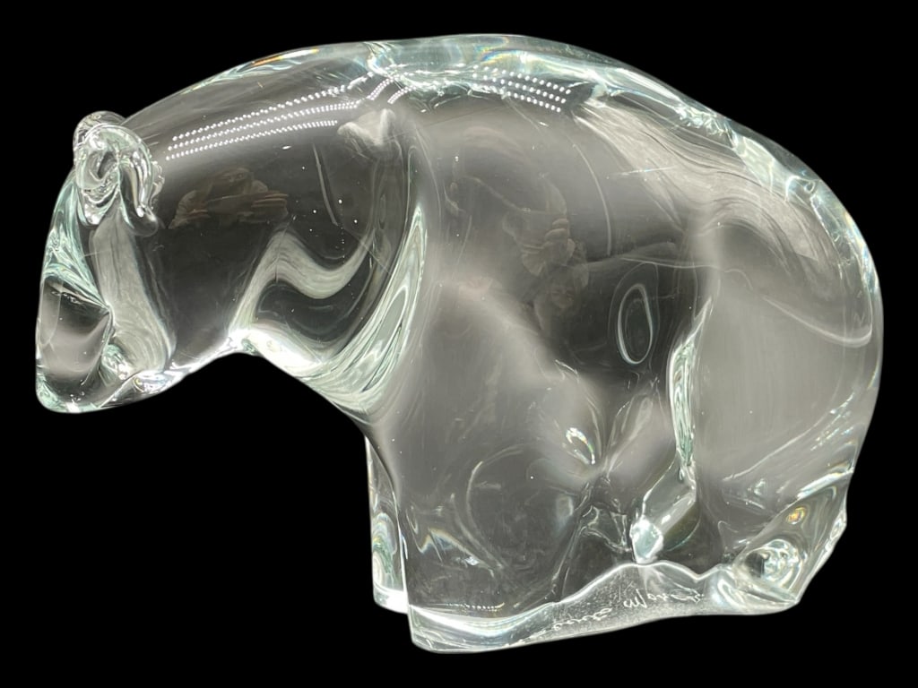 ROBERTO MORETTI GLASS BEAR FIGURINE 8": ROBERTO MORETTI GLASS BEAR FIGURINE 8" -VERY GOOD PRE OWNED CONDITION -APPROX 8"L X 2.5"W X 6"H -MODERNIST SCULPTURAL FORM DEPICTING A BEAR IN CLEAR CRYSTAL WITH EXCELLENT CLARITY AND SUBTLE FACETING.