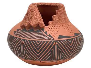 SIGNED SOUTHWESTERN STYLE POTTERY VESSEL 7"