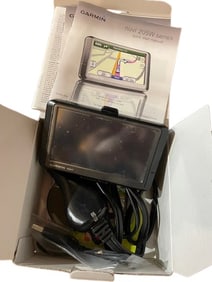 VINTAGE GPS DEVICE GARMIN NUVI 265W IN 205W BOX GU