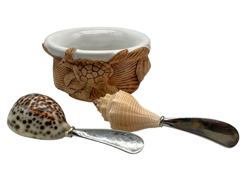 COASTAL THEMED BOWL & TWO SHELL-HANDLED SPREADERS: COASTAL THEMED BOWL & TWO SHELL-HANDLED SPREADERS_x005F -VERY GOOD PRE OWNED CONDITION_x005F -THE BOWL FEATURES A TEXTURED EXTERIOR WITH REALISTIC SEA TURTLE MOTIF, WHILE THE SPREADERS HAVE NATURAL SH
