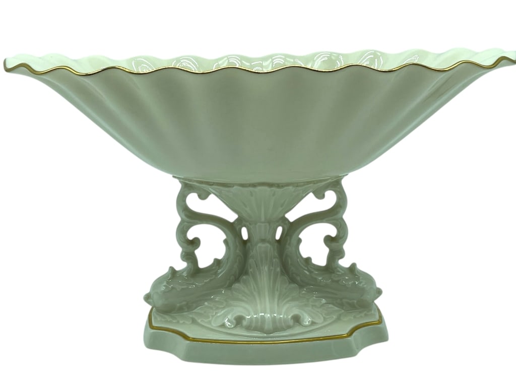 LENOX PORCELAIN COMPOTE CENTERPIECE WITH GOLD TRIM: LENOX PORCELAIN COMPOTE CENTERPIECE WITH GOLD TRIM. THIS STRIKING LENOX PORCELAIN COMPOTE FEATURES THE COMPANY’S SIGNATURE CREAMY IVORY GLAZE HIGHLIGHTED WITH ELEGANT GOLD TRIM. THE WIDE SCALLOPED B