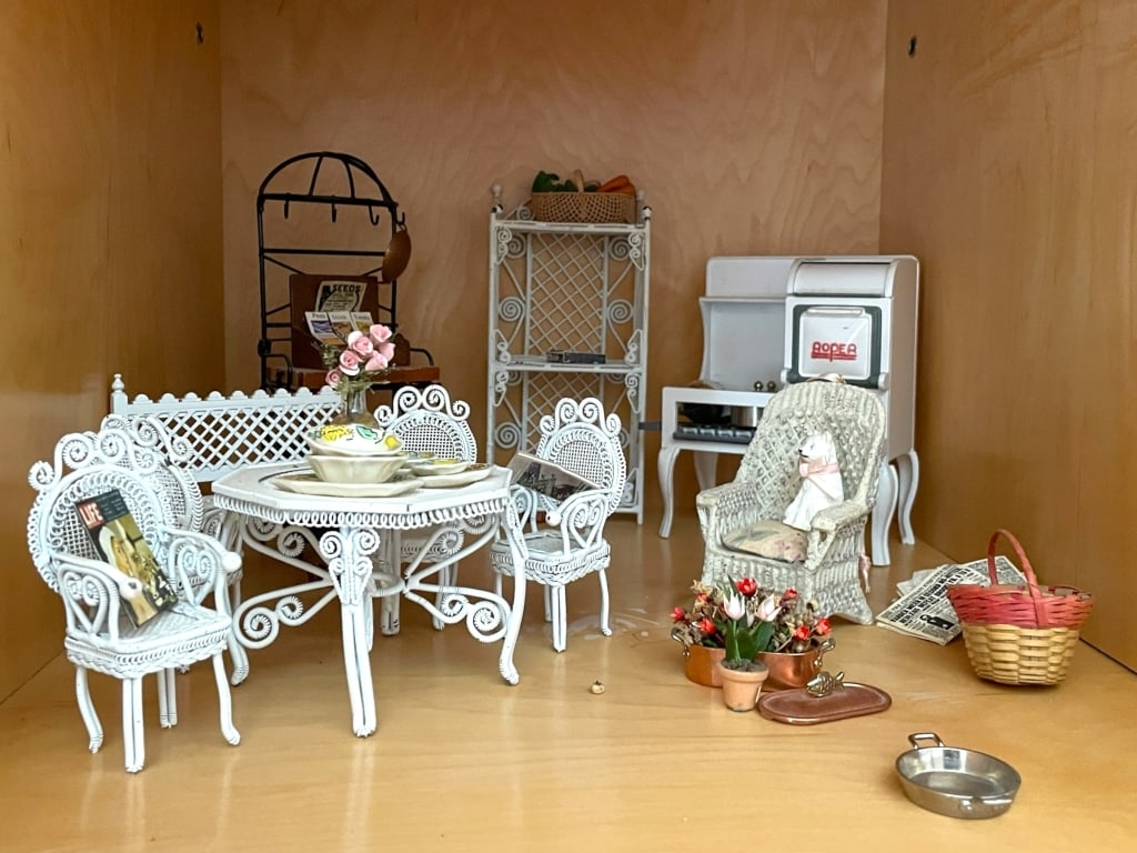 DOLLHOUSE MINIATURE FURNITURE AND ACCESSORIES (1 of 3)