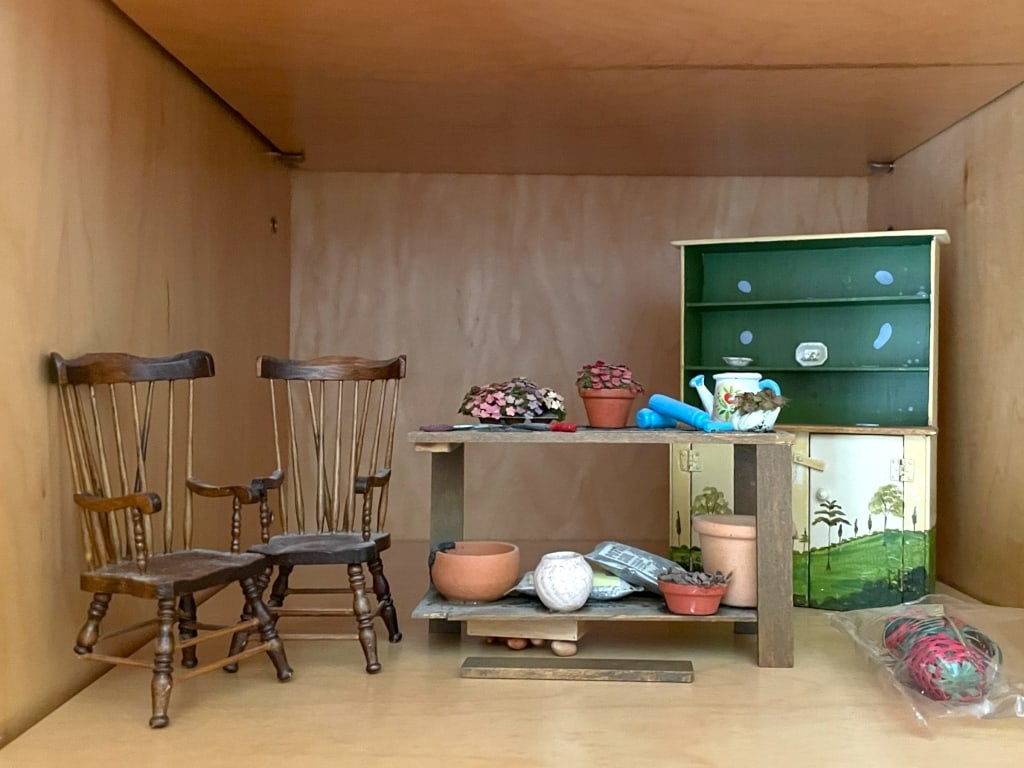 DOLLHOUSE MINIATURE FURNITURE AND ACCESSORIES (1 of 3)