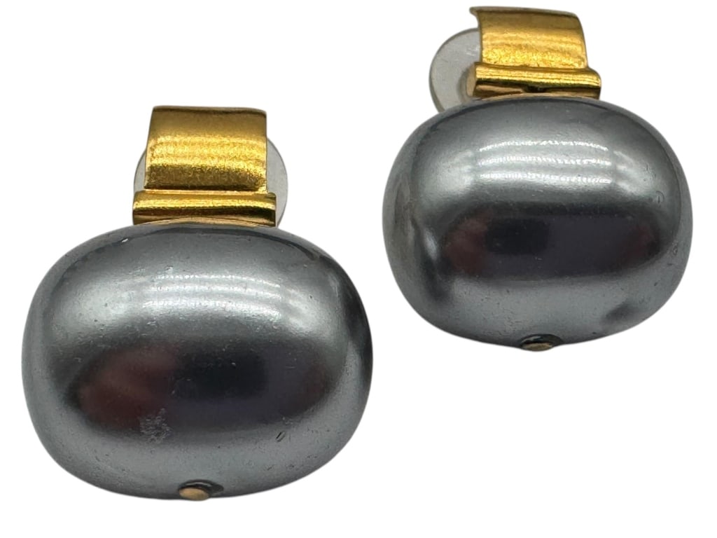 VINTAGE PAIR OF BLACK PEARL PIERCED EARRINGS: VINTAGE PAIR OF BLACK PEARL PIERCED EARRINGS By bidding on this item, you have read, understand, and agree to the terms and conditions of the auction. To schedule your pickup appointment and for shipp