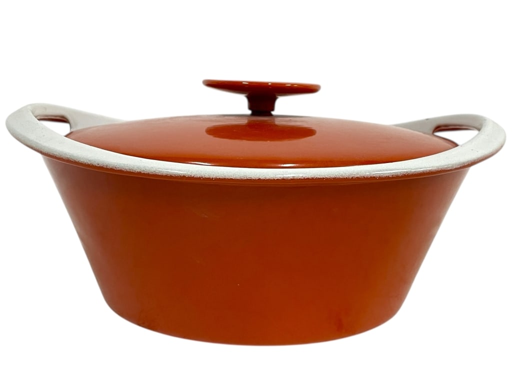 ENAMELED CAST IRON COVERED CASSEROLE DISH ORANGE: ENAMELED CAST IRON COVERED CASSEROLE DISH IN ORANGE -VERY GOOD PRE OWNED CONDITION -APPROX 10.5"L X 9.5"W X 4.5"H -ENAMELED CAST IRON COVERED CASSEROLE DISH IN ORANGE WITH WHITE TRIM AND MATCHING LID.