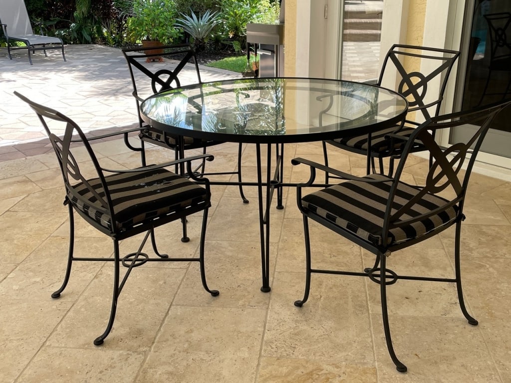 VINTAGE 5-PIECE WROUGHT IRON PATIO DINING SET (1 of 10)