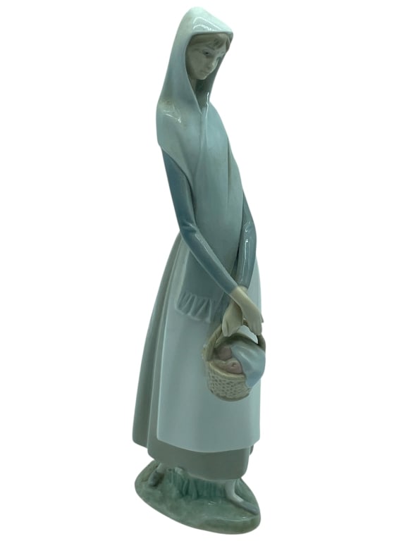 LLADRÓ PORCELAIN FIGURINE "GIRL WITH BASKET" 13" (1 of 7)