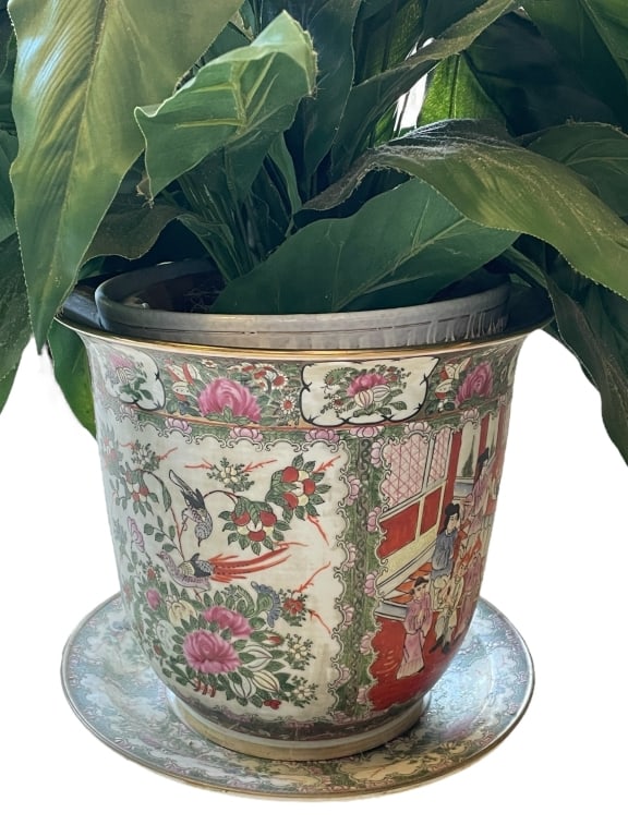 FAMILLE ROSE PORCELAIN PLANTER W UNDERPLATE 14": CHINESE FAMILLE ROSE PORCELAIN PLANTER WITH UNDERPLATE -Very good pre owned condition -Approx 14"h x 12"w -A striking vintage Chinese Famille Rose porcelain planter complete with matching underplate. 