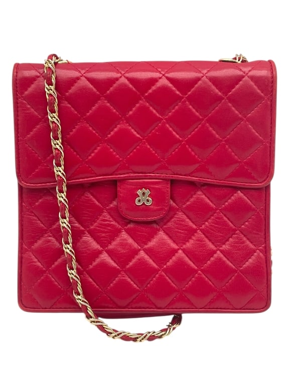 JAY HERBERT VINTAGE RED QUILTED HANDBAG: JAY HERBERT NEW YORK VINTAGE RED QUILTED LEATHER CROSSBODY HANDBAG WITH GOLD CHAIN STRAP -Very good pre owned condition -Approx 7"l x 7"h -Elegant vintage red quilted leather handbag featuring a class