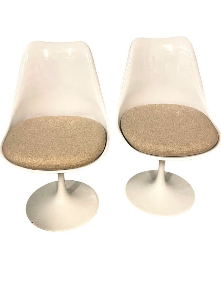 PAIR MID MOD STYLE TULIP DINING CHAIRS BY ROVE COX: PAIR MID MOD STYLE TULIP DINING CHAIRS BY ROVE CONCEPTS WITH IVORY BONE SAND OFF WHITE SEAT CUSHIION PADS | SAARINEN STYLE -29" X 79" X 49.5" APPROX -VERY GOOD PRE OWNED CONDITION , NOT DISCOLORED, SL