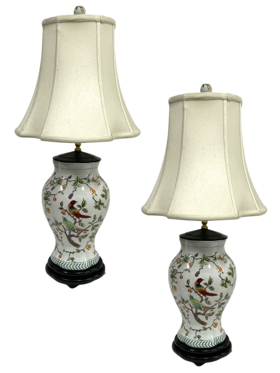 PAIR OF CHINOISERIE PORCELAIN TABLE LAMPS (1 of 6)