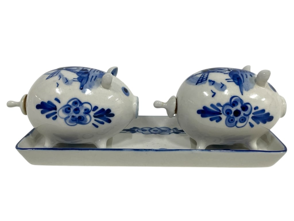 DELFT BLUE AND WHITE PIG SALT & PEPPER SHAKER SET (1 of 7)