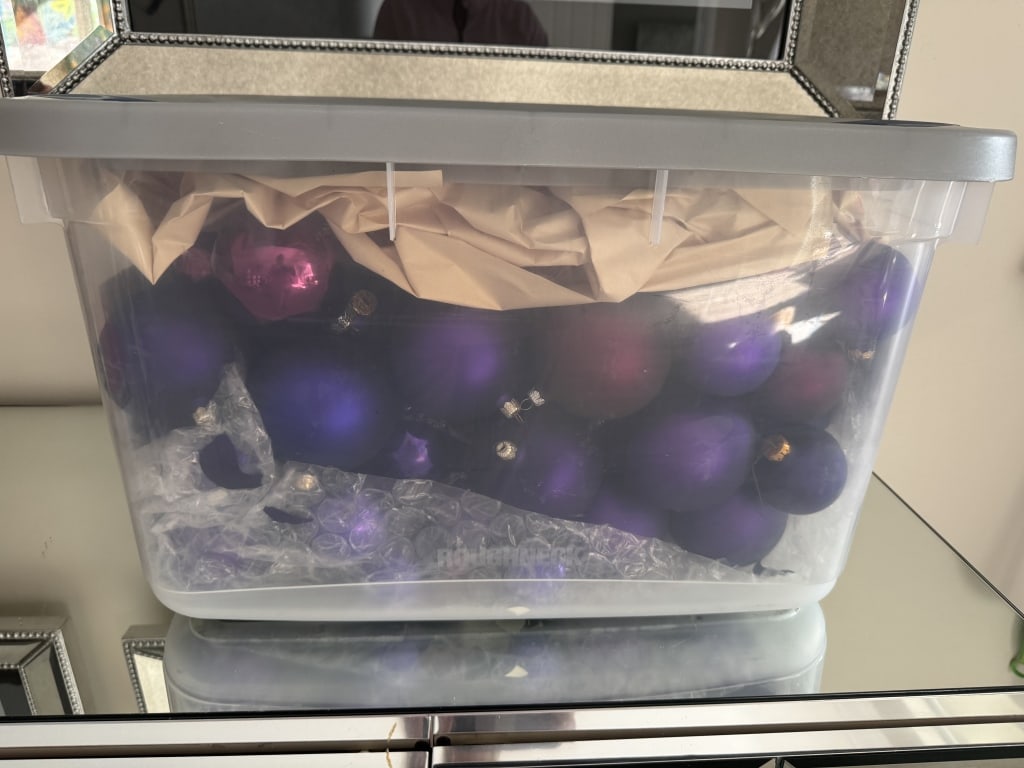 LARGE LOT OF CHRISTMAS TREE BULBS: LARGE LOT OF CHRISTMAS TREE BULBS -INCLUDES BIN