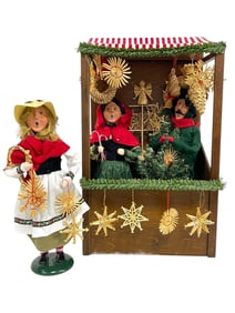 BYER'S CHOICE MARKET STALL WITH 3 DOLLS