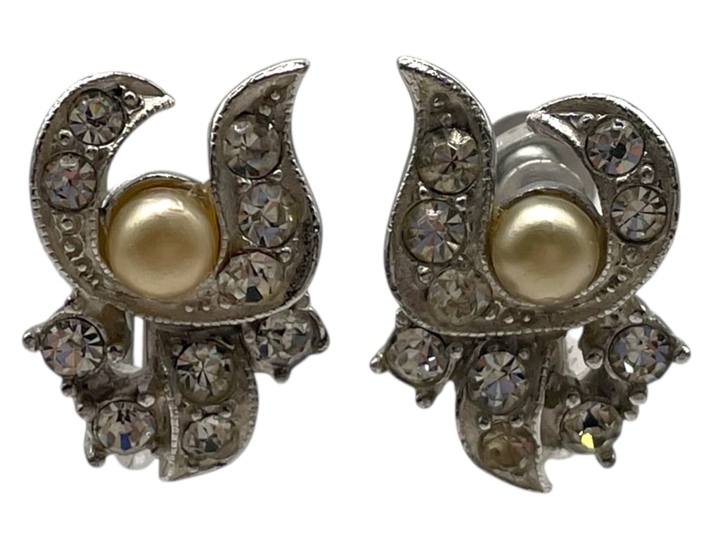 VALJEAN SILVER PEARL AND STONE CLIP ON EARRINGS: VALJEAN SILVER PEARL AND STONE CLIP ON EARRINGS -VERY GOOD PRE OWNED CONDITION -APPROX .75" -ELEGANT MID-CENTURY EARRINGS FEATURING CURVED SCROLL DESIGNS IN SILVERTONE METAL, ACCENTED WITH CLEAR RHINE