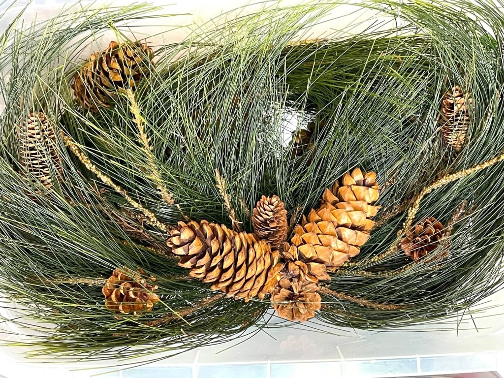 ARTIFICIAL PINE GARLAND WITH PINECONE ACCENTS: ARTIFICIAL PINE GARLAND WITH PINECONE ACCENTS -GOOD PRE OWNED CONDITION, SEE PHOTOS -ARTIFICIAL PINE GARLAND WITH LONG NEEDLES AND NATURAL PINECONE ACCENTS. FEATURES A MIX OF PINECONE SIZES AND SUBTLE