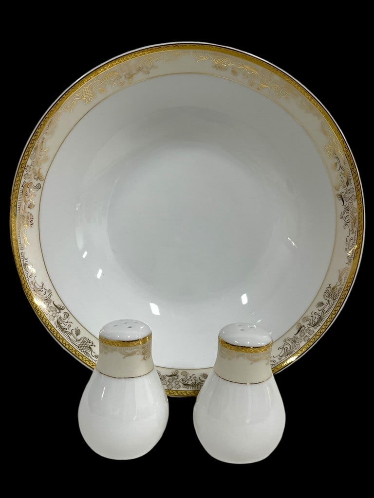 3 PIECE LORREN HOME TRENDS LUNA COLLECTION: 3 PIECE LORREN HOME TRENDS LUNA COLLECTION FINE CHINA SERVING BOWL AND SALT / PEPPER SHAKERS -(8)5.5" BOWLS (8) 8" BOWLS -VERY GOOD PRE OWNED CONDITION -DP11124 ***Please note that due to limited stor