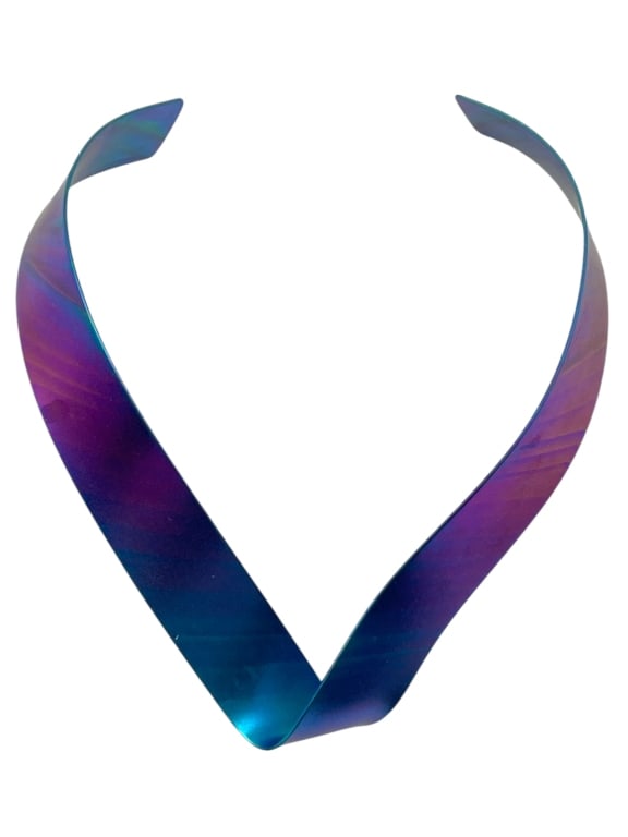 MODERN SCULPTURAL METAL NECK COLLAR: MODERN SCULPTURAL METAL NECK COLLAR -VERY GOOD PRE OWNED CONDITION -APPROX 6" LONG -A STRIKING CONTEMPORARY NECKPIECE CRAFTED FROM IRIDESCENT METAL WITH VIBRANT PURPLE, BLUE, AND GREEN SHIFTS OF COLOR