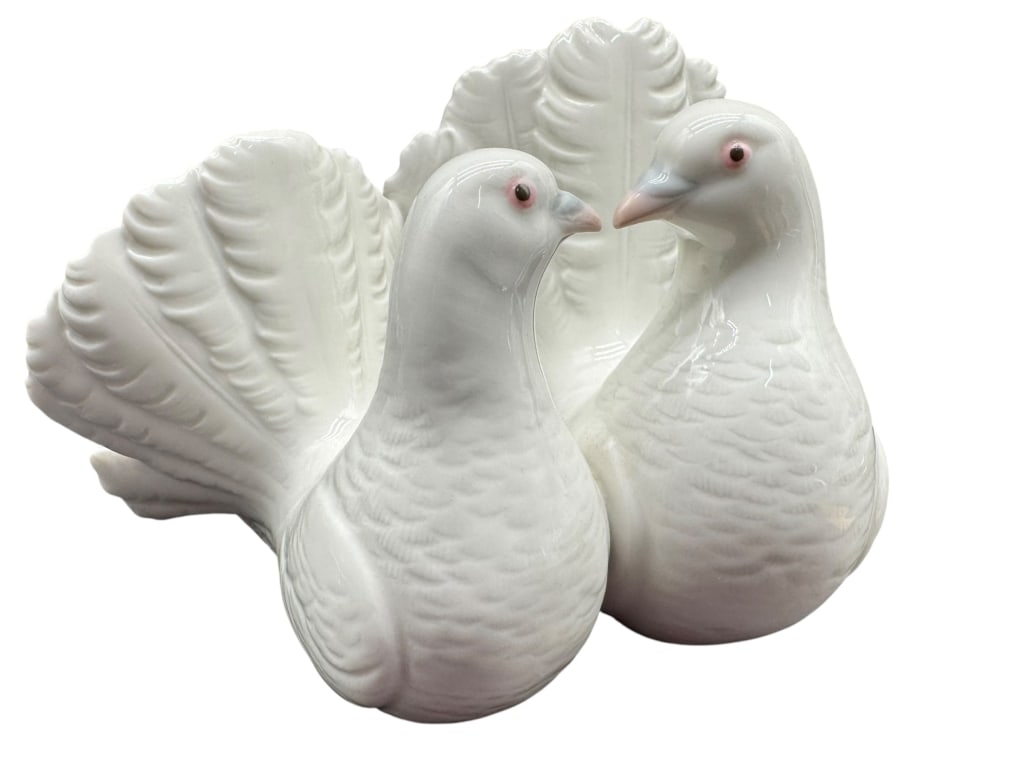 LLADRÓ PORCELAIN FIGURINE – PAIR OF DOVES (1 of 5)