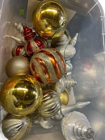LARGE ASSORTMENT OF DECORATIVE HOLIDAY ORNAMENTS