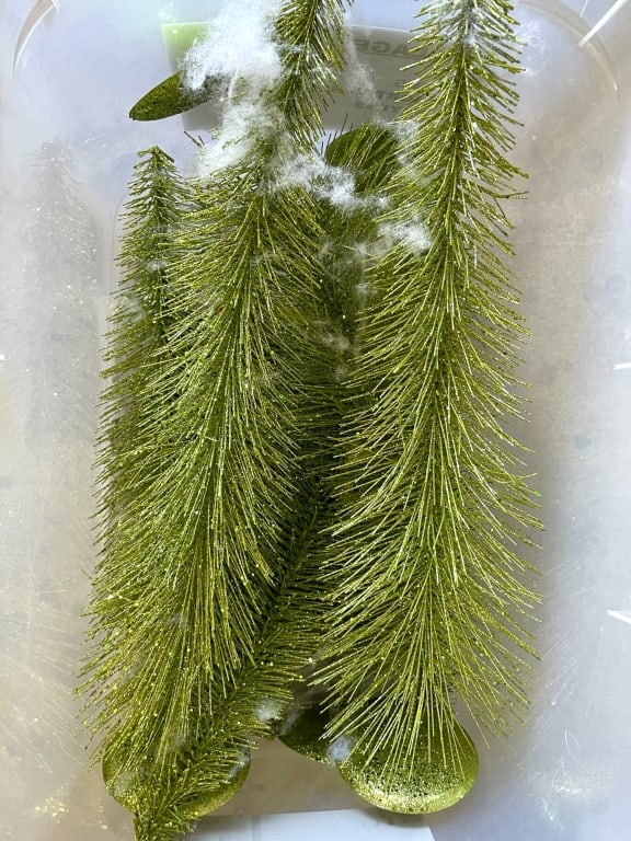 BIN OF GREEN GLITTERED BOTTLE BRUSH STYLE TREES: BIN OF GREEN GLITTERED BOTTLE BRUSH STYLE TREES -GOOD PRE OWNED CONDITION, SEE PHOTOS -FESTIVE HOLIDAY DECOR WITH SPARKLING FINISH. PERFECT FOR TABLETOP, MANTEL, OR VILLAGE DISPLAYS -JA 081925 By bidd