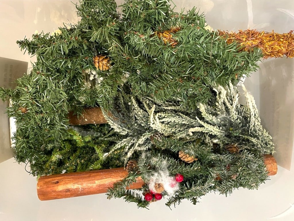 LOT OF ASSORTED HOLIDAY GREENERY DECOR (1 of 4)