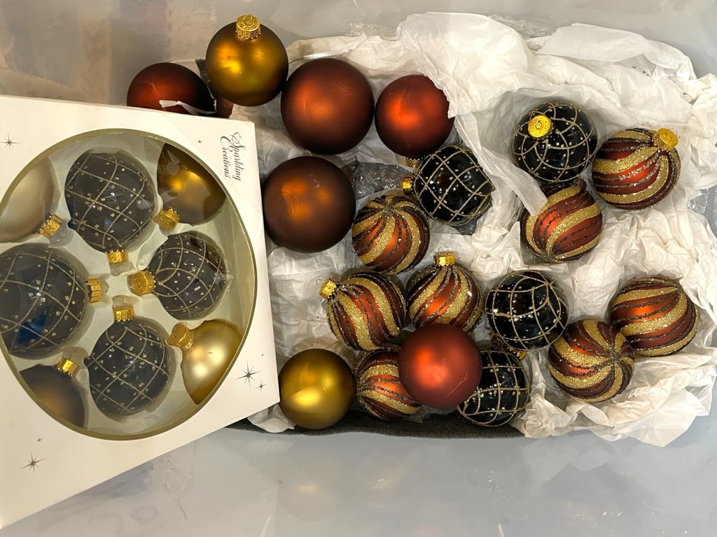 LOT OF HOLIDAY ORNAMENTS IN BLACK, GOLD & COPPER: LOT OF HOLIDAY ORNAMENTS IN RICH BLACK, GOLD, AND COPPER -VARYING CONDITIONS, SEE PHOTOS -THE LOT INCLUDES GILDED BLACK ORNAMENTS WITH JEWELED GRID PATTERNS (SOME BOXED), SWIRLED COPPER AND GOLD GLITT