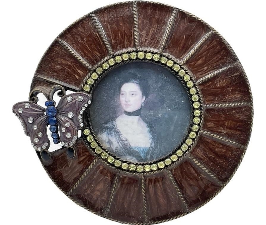 VICTORIAN STYLE ENAMEL ROUND PICTURE FRAME 5": VICTORIAN STYLE ENAMEL ROUND PICTURE FRAME 5" -VERY GOOD PRE OWNED CONDITION -APPROX 5" DIAMETER -ORIGINAL RETAIL $32.99 -JA 010625 / 082225 By bidding on this item, you have read, understand, and agr