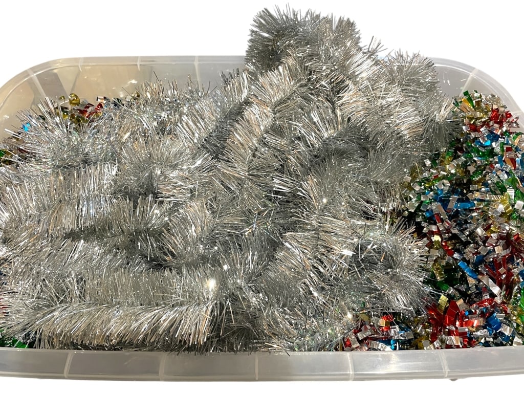 BIN OF SILVER & MULTICOLOR HOLIDAY TINSEL GARLAND: BIN OF SILVER & MULTICOLOR HOLIDAY TINSEL GARLAND -GOOD PRE OWNED CONDITION, SEE PHOTOS -FESTIVE COLLECTION OF BRIGHT, RETRO-STYLE TINSEL GARLAND INCLUDING FULL STRANDS OF TRADITIONAL SILVER GARLAND A