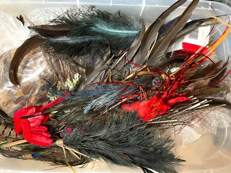 LOT OF DECORATIVE FEATHERS & OTHER HOLIDAY DECOR: LOT OF DECORATIVE FEATHERS & OTHER HOLIDAY DECOR -VARYING CONDITIONS, SEE PHOTOS -PERFECT FOR FLORAL ARRANGEMENTS, COSTUME DESIGN, CRAFT PROJECTS, OR HOLIDAY DECOR. CONTENTS AS PICTURED, SOLD AS IS. -