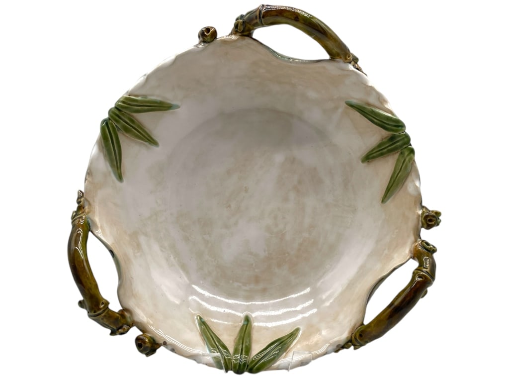 MAJOLICA STYLE CERAMIC 3 HANDLE DISH 11": MAJOLICA STYLE CERAMIC 3 HANDLE DISH 11" -VERY GOOD PRE OWNED CONDITION -APPROX 11" DIAMETER -CERMAIC -JA 123124 / 082225 By bidding on this item, you have read, understand, and agree to the terms and