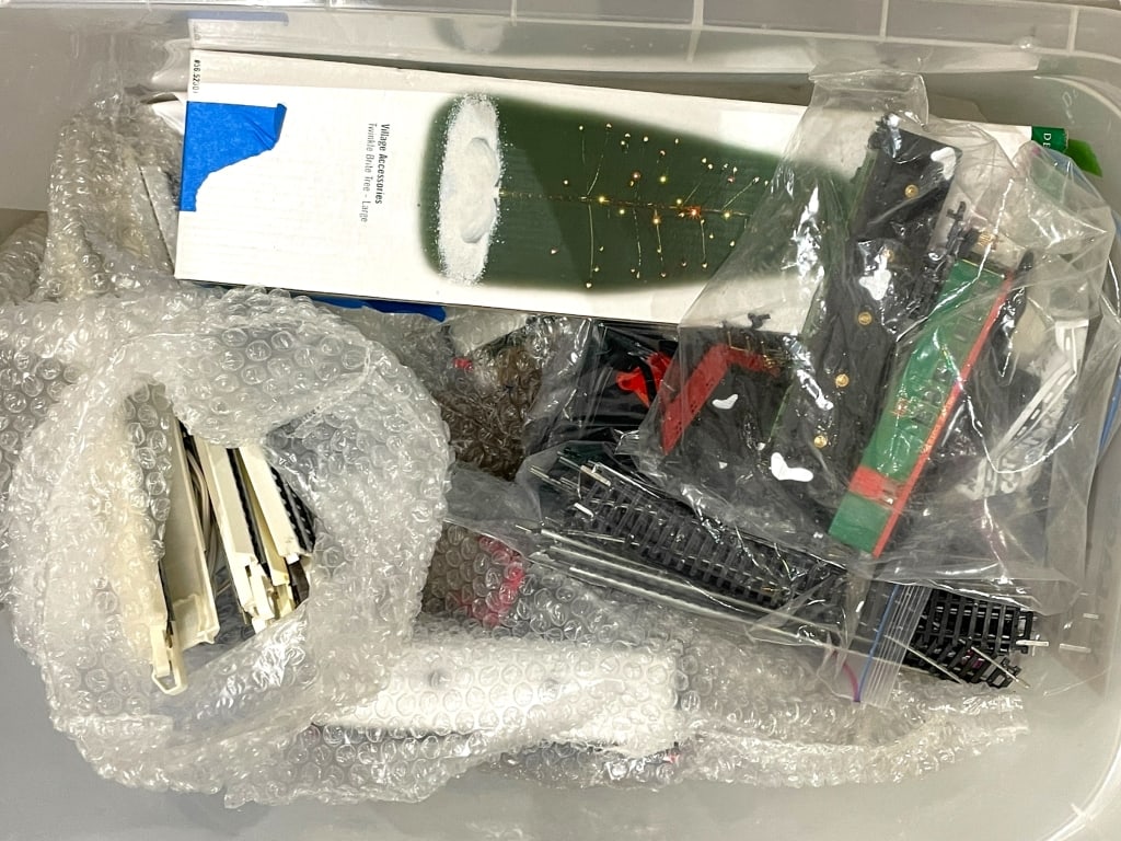 BIN OF CHRISTMAS TRAIN ACCESSORIES & MIN DECOR (1 of 3)