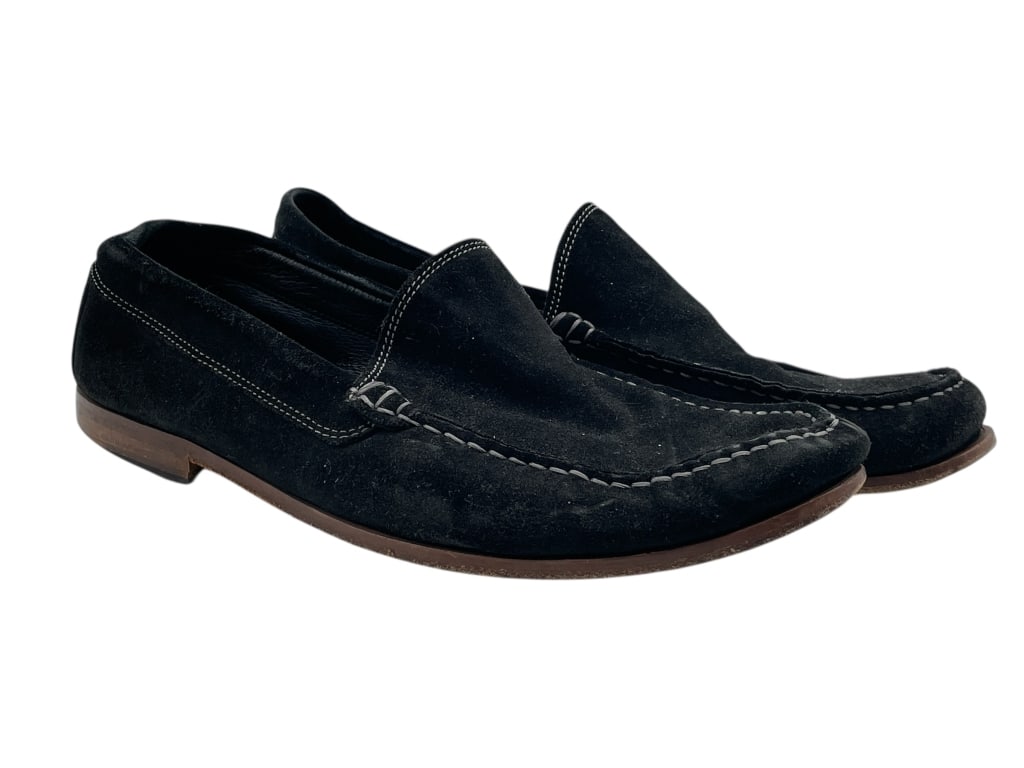DONALD PLINER MEN'S BLACK SUEDE MOCCASIN LOAFERS: DONALD PLINER MEN'S BLACK SUEDE MOCCASIN LOAFERS -GOOD PRE OWNED CONDITION, SOME WEAR ON BOTTOMS -SIZE 9.5 -SLEEK AND MINIMALIST DESIGN FEATURING DARK SUEDE UPPERS, CONTRAST STITCHING, AND SLIP-ON STY
