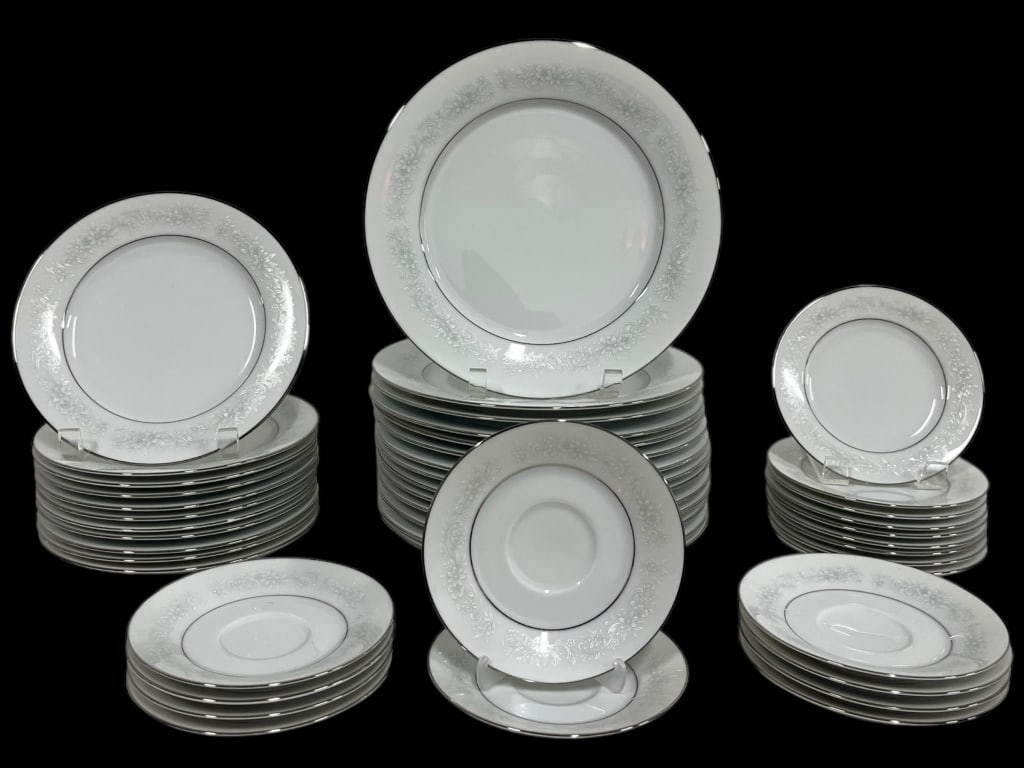 NORITAKE "CUMBERLAND" 2225 FINE CHINA DINNERWARE (1 of 8)