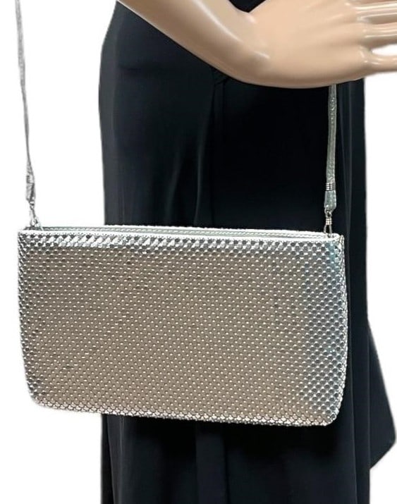 VINTAGE WHITING AND DAVIS INTERNATIONAL EVENING WG: VINTAGE WHITING AND DAVIS INTERNATIONAL EVENING WEAR CLUTCH HANDBAG -SHIMMER SILVER -VERY GOOD PRE OWNED CONDITION By bidding on this