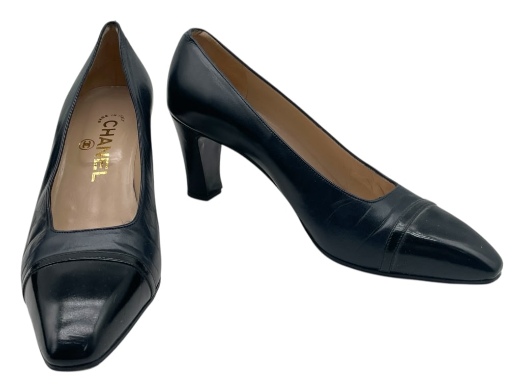 CHANEL CLASSIC NAVY LEATHER CAP-TOE PUMPS SZ 7.5 (1 of 10)