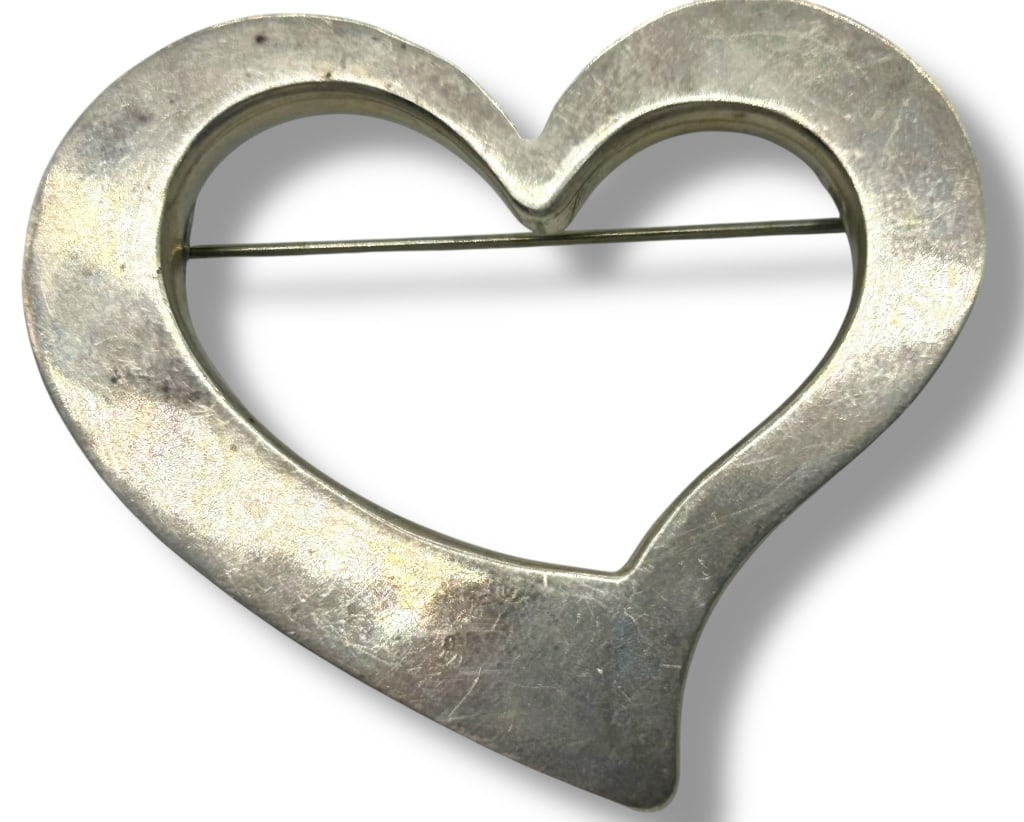 VINTAGE TAXCO MEXICAN OPEN HEART BROOCH -19.4 G: VINTAGE MODERNIST STERLING SILVER TAXCO MEXICAN OPEN HEART BROOCH – MINIMALIST DESIGN -GOOD PRE-OWNED CONDITION-SOME LIGHT SCRATCHING AND WEAR CONSISTANT WITH AGE AND USE -STAMPED MEXICO 925 TAXCO O