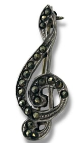 STERLING MARCASITE TREBEL CLEF BROOCH - 3.3 G