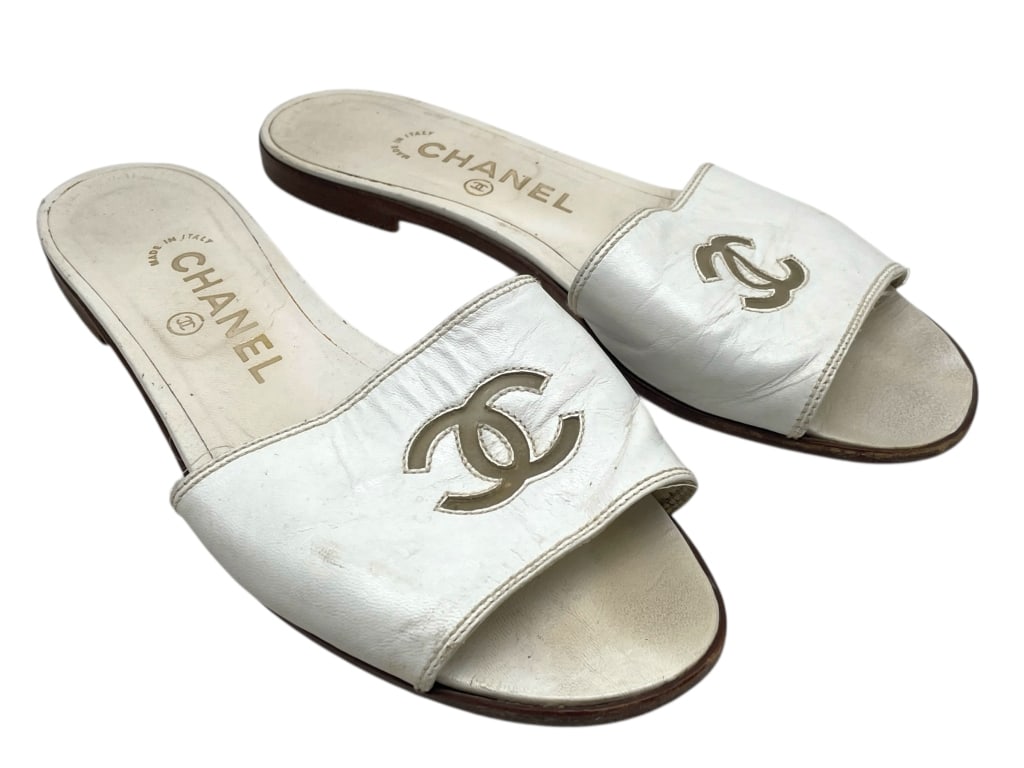 CHANEL WHITE LEATHER SLIDE SANDALS SZ 37.5 (1 of 7)