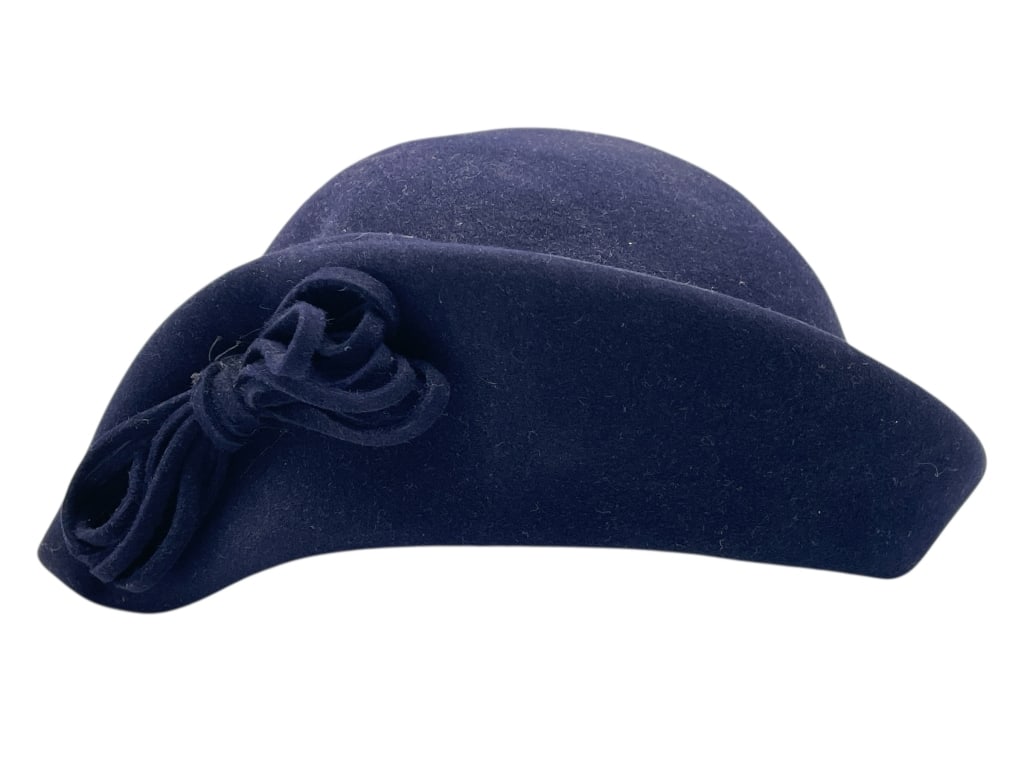 NAVY VELVET HAT WITH ROLLED BRIM AND BOW DETAIL: NAVY VELVET HAT WITH ROLLED BRIM AND BOW DETAIL -Very good pre owned condition -Approx 6.5" dia. -Featuring a softly rolled brim and an elegant side bow accent crafted from matching felt. A timeless p