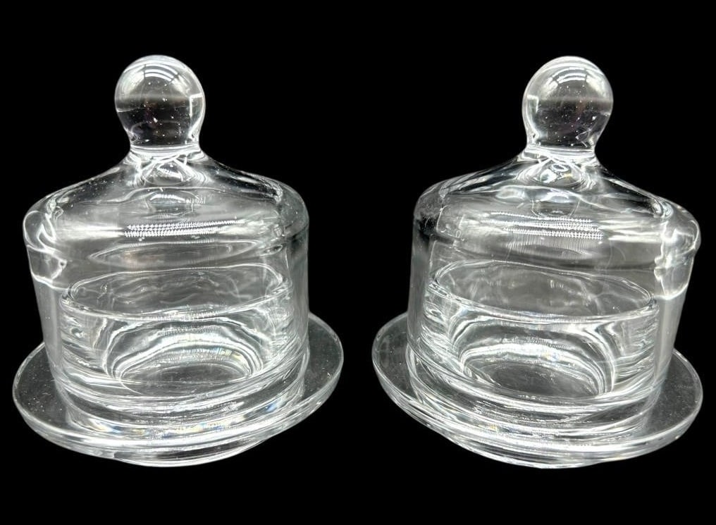PAIR OF PRINCESS HERITAGE MINI BUTTER DISHES: PAIR OF PRINCESS HERITAGE MINI BUTTER DISHES_x005F -VERY GOOD PRE-OWNED CONDITION_x005F -APPROX. 4"_x005F -CHARMING PAIR OF PRINCESS HERITAGE MINI BUTTER DISHES, CRAFTED FROM CRYSTAL WITH DOME-SHAPED 
