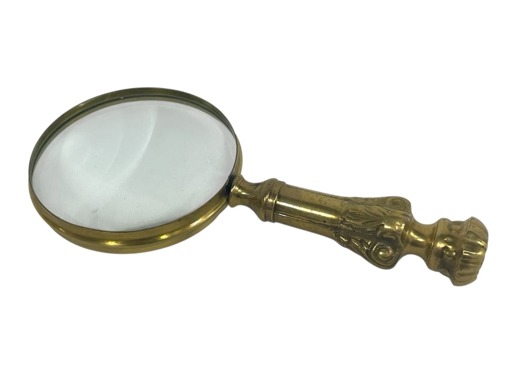 VINTAGE BRASS HANDHELD MAGNIFYING GLASS 9": VINTAGE BRASS HANDHELD MAGNIFYING GLASS 9" -Good pre owned condition, missing piece on end of handle (see photos) -Approx 9"l x 3.5"w -Charming vintage brass magnifying glass featuring a decorative em