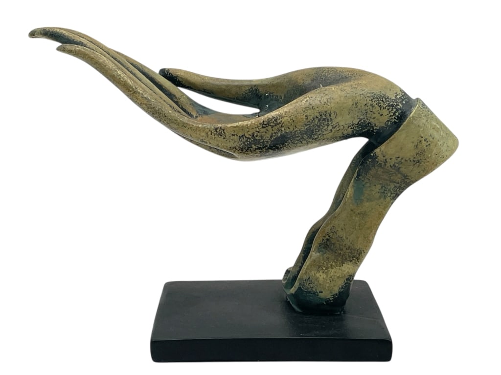 ZEN HAND SCULPTURE 7": ZEN HAND SCULPTURE 7" -VERY GOOD PRE OWNED CONDITION -APPROX 7" X 3" X 6" -COMPOSITE MATERIAL -DEPICTING AN ELEGANTLY CURVED HAND WITH OUTSTRETCHED FINGERS, PRESENTED ON A BLACK RECTANGULAR BASE. FINI