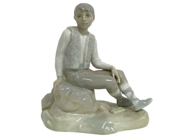 LLADRO STYLE PORCELAIN FIGURINE OF A SEATED BOY 6"