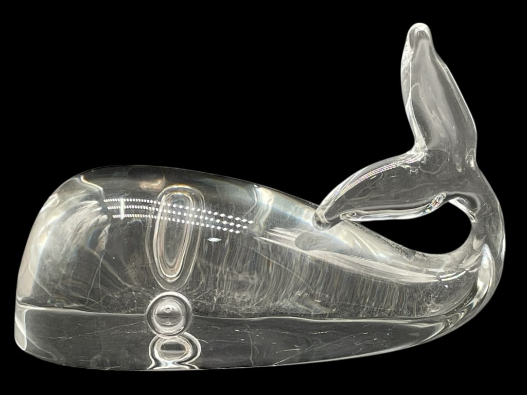 STEUBEN CLEAR ART GLASS WHALE SCULPTURE 5": STEUBEN CLEAR ART GLASS WHALE SCULPTURE 5" -Very good pre owned condition -Approx 5"l x 2.5"w x 4"h -Clear art glass whale, beautifully formed with smooth contours and an elegantly curved tail. The cl