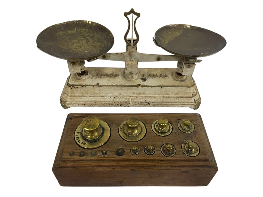 ANTIQUE BALANCE SCALE WITH BRASS WEIGHTS 12": ANTIQUE BALANCE SCALE WITH BRASS WEIGHTS 12" -Vintage condition (see photos) -Scale approx 12" long, Block with weights approx 8.5" long -Charming antique balance scale featuring dual brass trays and
