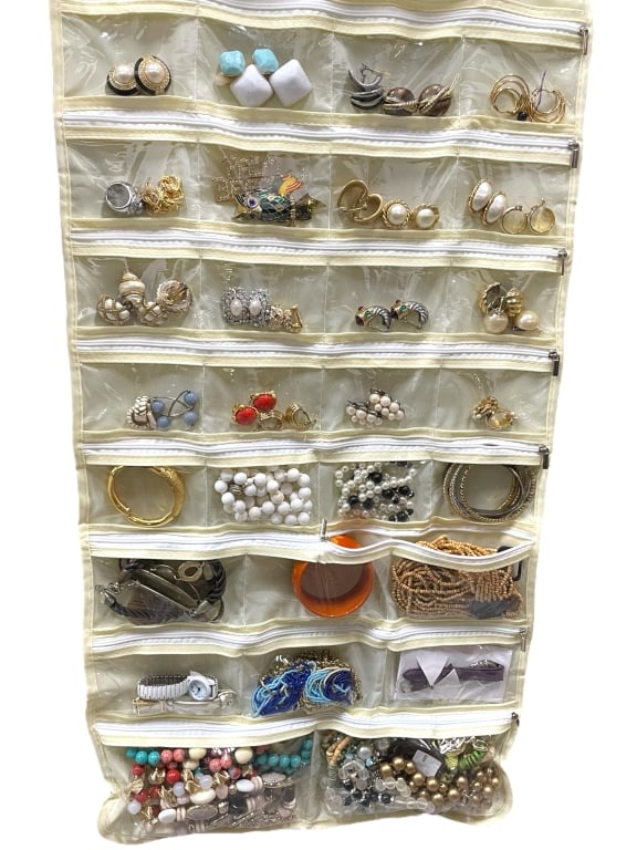 ASSORTED LOT OF VINTAGE & COSTUME JEWELRY: ASSORTED LOT OF VINTAGE & COSTUME JEWELRY -Very good pre owned condition -Extensive collection of vintage and costume jewelry, featuring dozens of pieces including earrings, bracelets, brooches, neckl