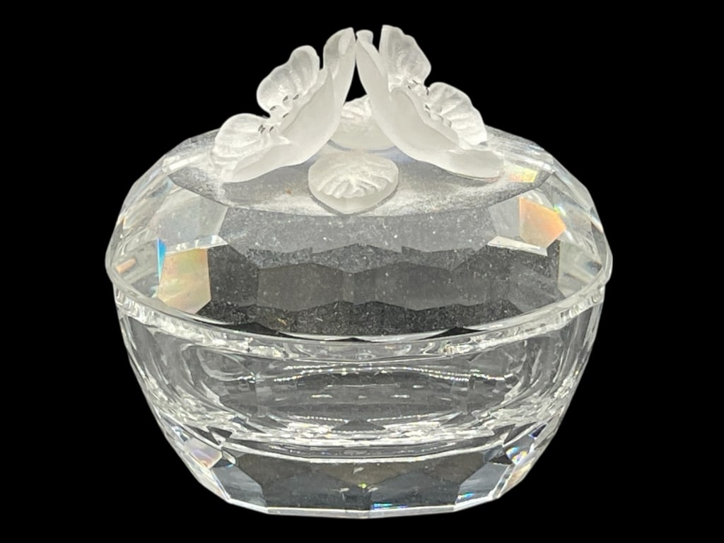 SWAROVSKI ANEMONE FLOWERS CRYSTAL TRINKET BOX 2": SWAROVSKI ANEMONE FLOWERS FLORAL FROSTED CRYSTAL OVAL TRINKET BOX -Very good pre owned condition -Approx 2"h x 2"w -Stunning Swarovski crystal lidded box, featuring a beautifully faceted clear crystal